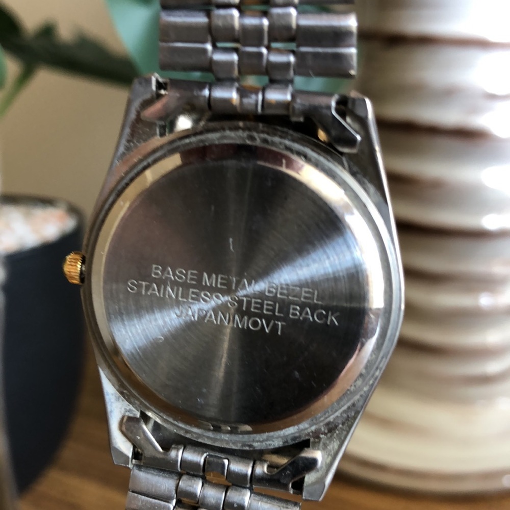 Vintage Gold/Silver Quartz Watch - Picture 6 of 10